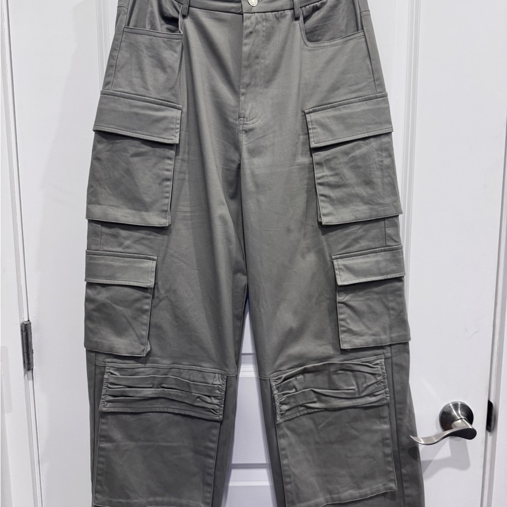 AKIRA Women’s Gray Cargo Pants